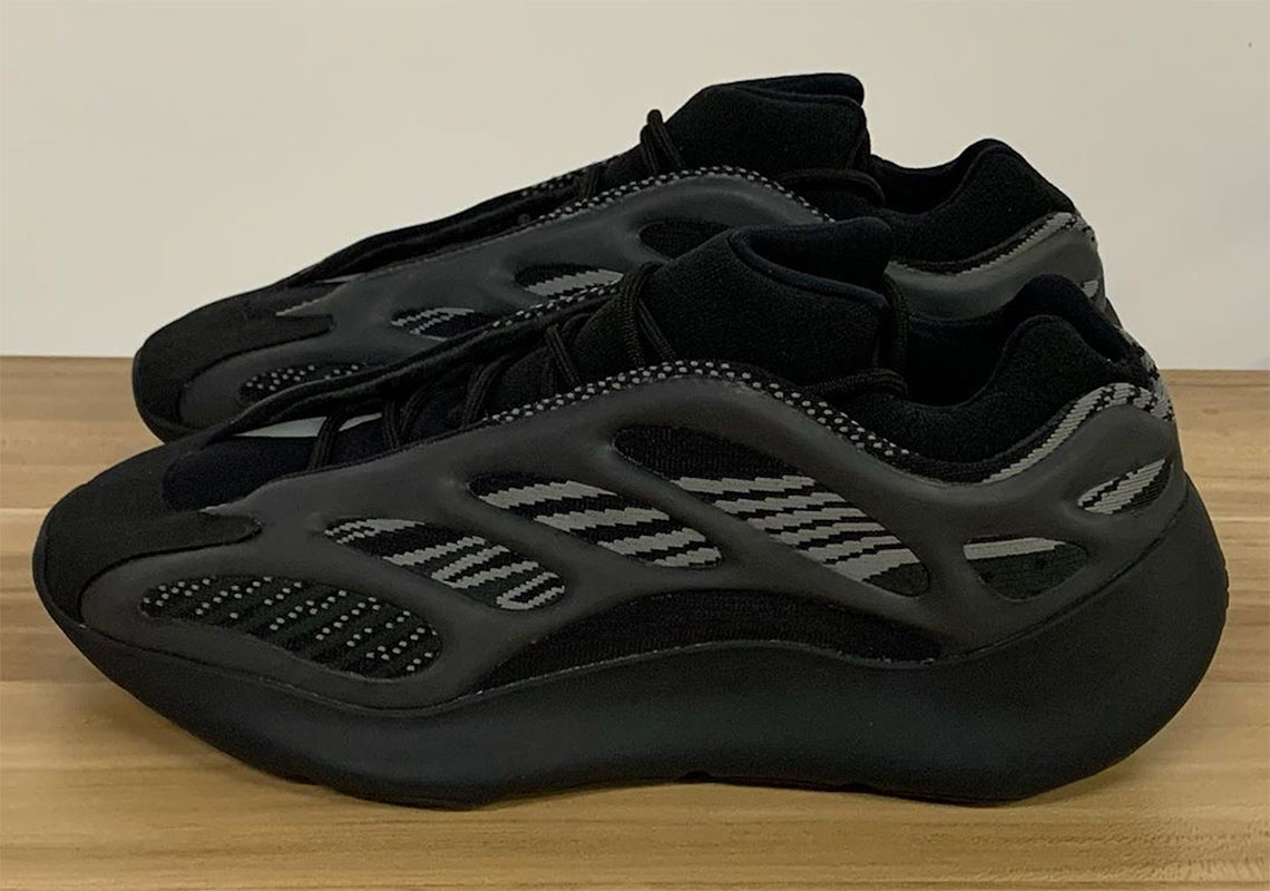 Yeezy hotsell 700 blackout