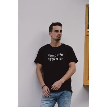 Thanh niên nghiêm túc tee