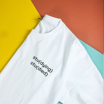 Áo thun tay ngắn unisex Chodole cho cả nam và nữ, chất liệu vải cotton in chữ Studying Studied