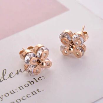 Bông tai Titan hoa đính đá không rỉ