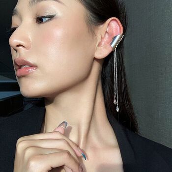 Khuyên canh tai màu bạc cá tính