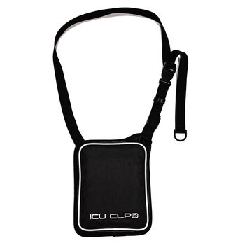 Tổng quan túi từ phía trước. Túi có cấu tạo 2 lớp, phía trước là túi và bên dưới là lớp nền với thiết kế tai thỏ đơn và được lót một miếng mút đệm mỏng để túi ôm vào người bạn hơn và êm hơn khi đeo.