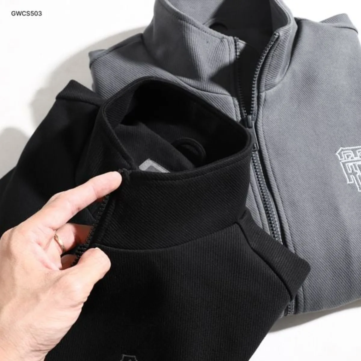 Áo khoác nỉ VINCE JACKET TORANO cổ cao thêu logo ngực dày dặn, vừa ấm vừa chất GWCS503