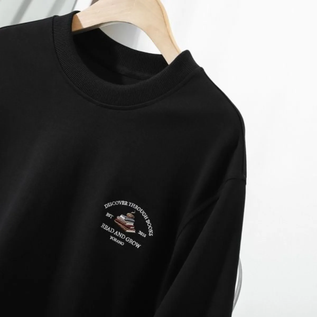 Áo nỉ SWEATSHIRT TORANO họa tiết thêu logo ngực Read and Grow  trẻ trung và phóng khoáng FWTW008