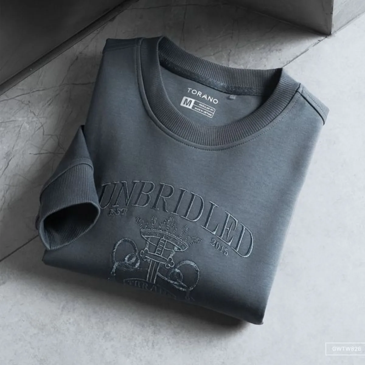 Áo nỉ SWEATSHIRT TORANO họa tiết thêu hình Unbridled ambition ấm áp, phong độ GWTW826