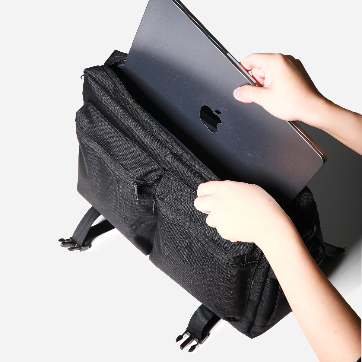 Túi đeo chéo có ngăn đựng laptop chống nước tốt, phong cách hiện đại Back To Basic KABAN