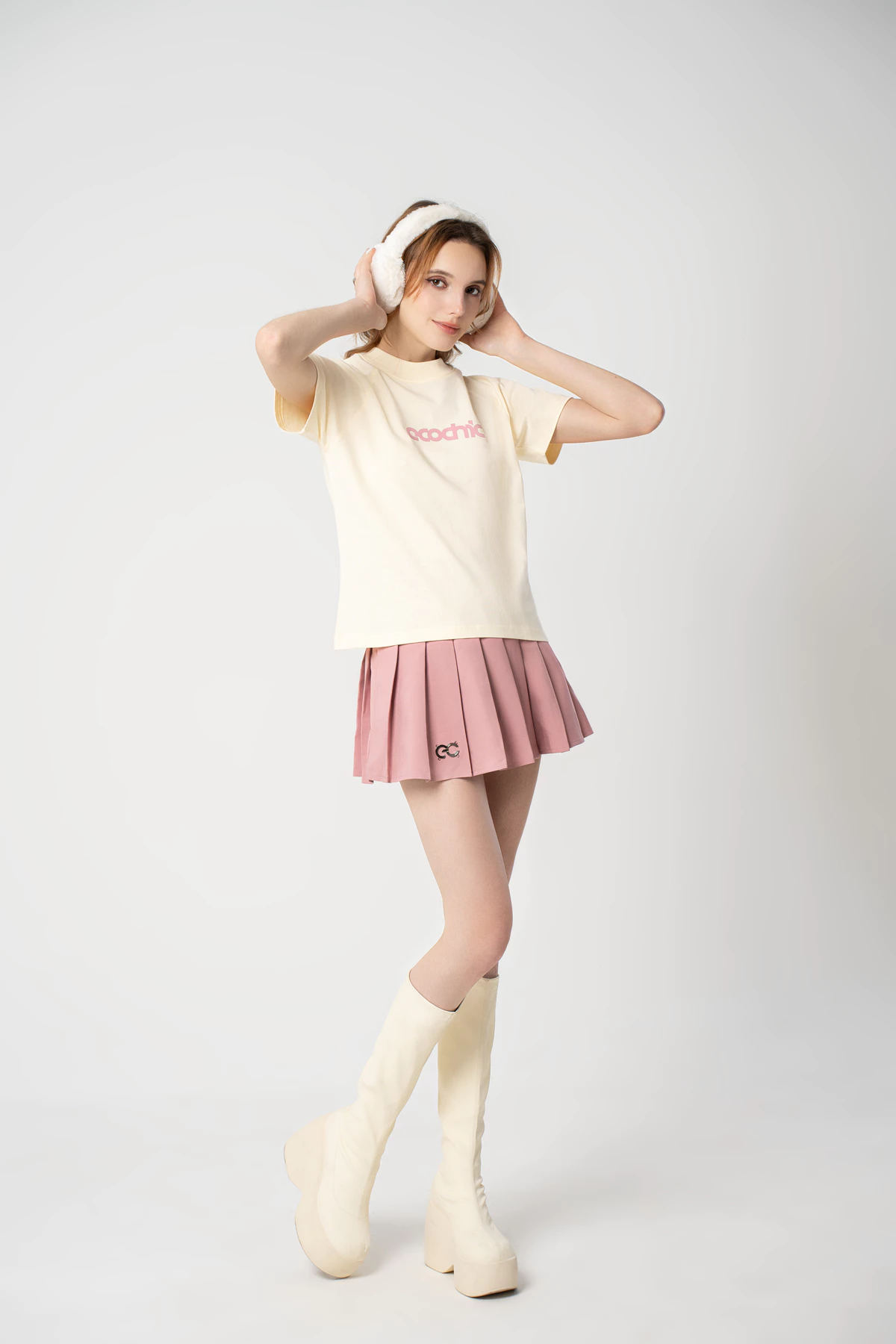Chân Váy Xếp Li Ngắn Dáng Xoè ECOCHIC Logo Tag Kim Loại Hồng Ghi Nâu Đen Trắng F537