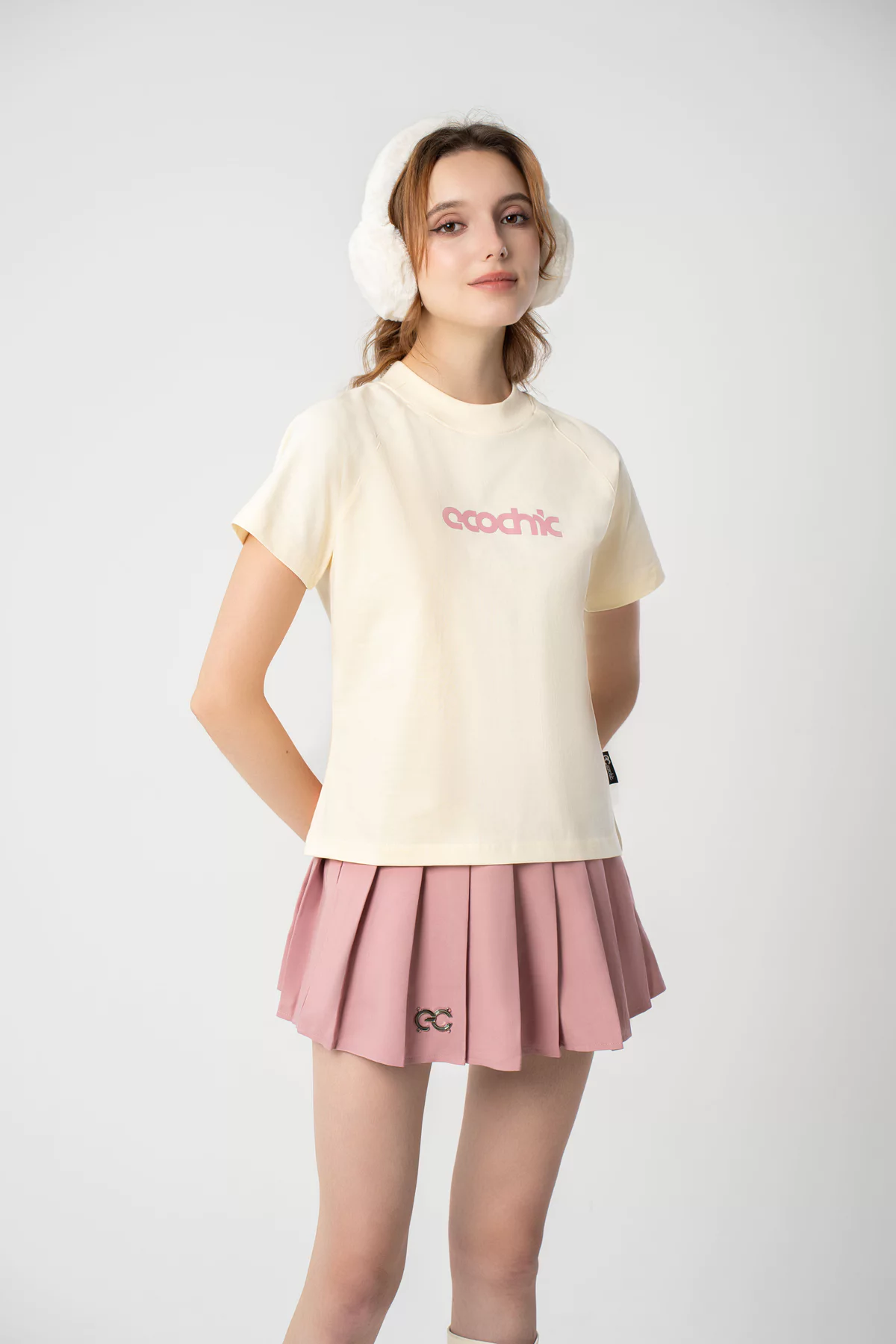 Chân Váy Xếp Li Ngắn Dáng Xoè ECOCHIC Logo Tag Kim Loại Hồng Ghi Nâu Đen Trắng F537