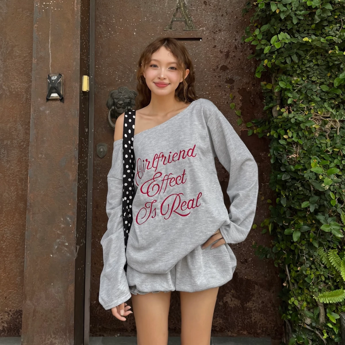 ÁO LỆCH VAI TAY DÀI WAFFLE THÊU GIRL FRIEND EFFECT IS REAL MIX