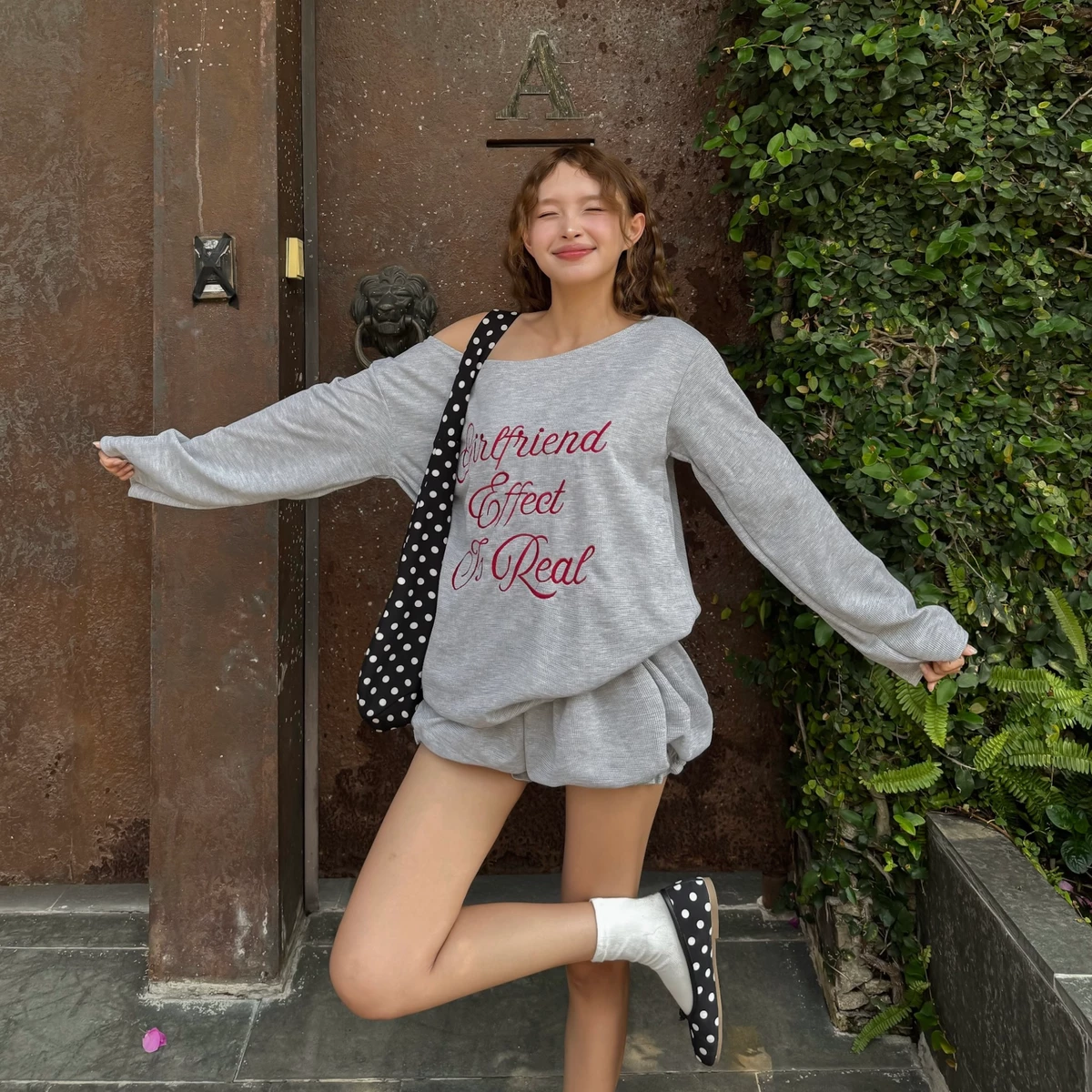ÁO LỆCH VAI TAY DÀI WAFFLE THÊU GIRL FRIEND EFFECT IS REAL MIX
