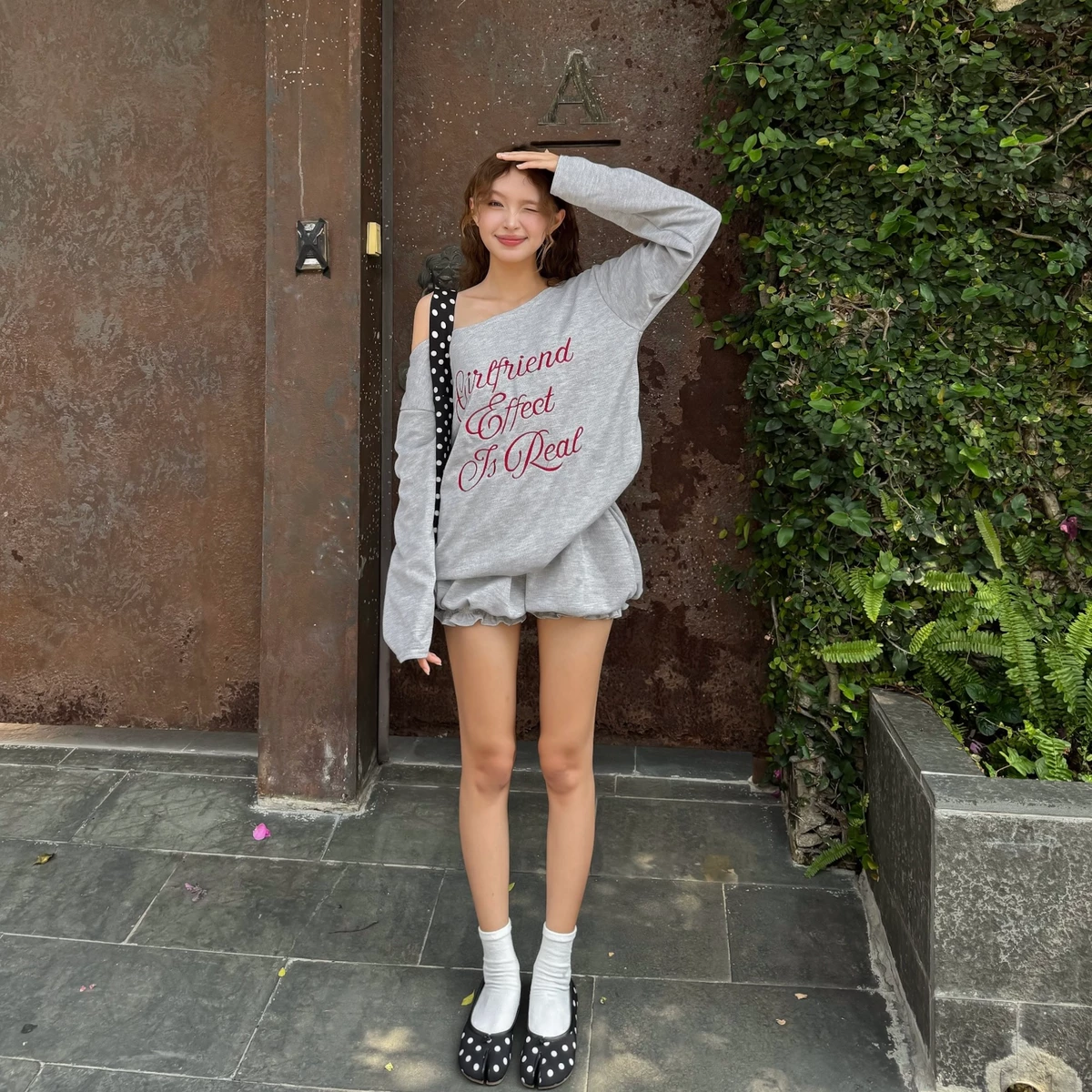 ÁO LỆCH VAI TAY DÀI WAFFLE THÊU GIRL FRIEND EFFECT IS REAL MIX