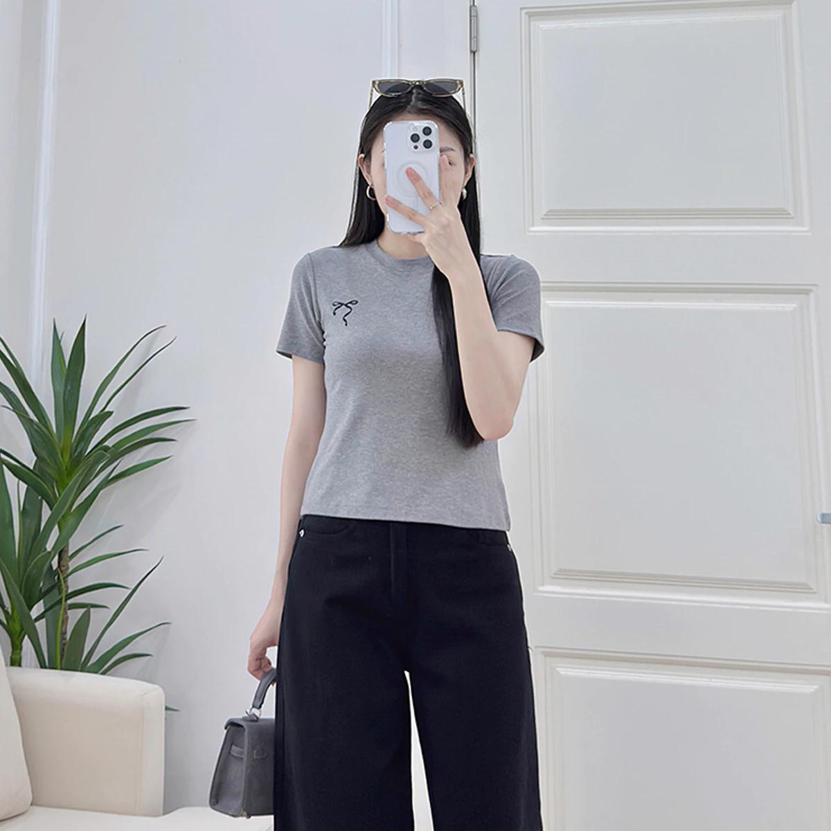 Áo thun nữ GUMAC form slim tay ngắn cổ tròn bo viền phía trước thêu nơ  LATF0624