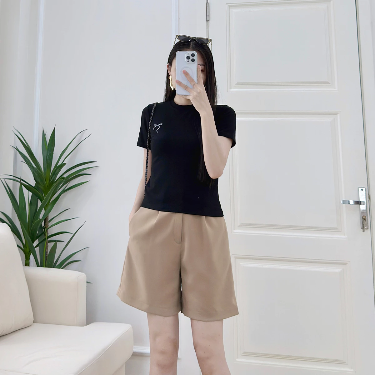Áo thun nữ GUMAC form slim tay ngắn cổ tròn bo viền phía trước thêu nơ  LATF0624