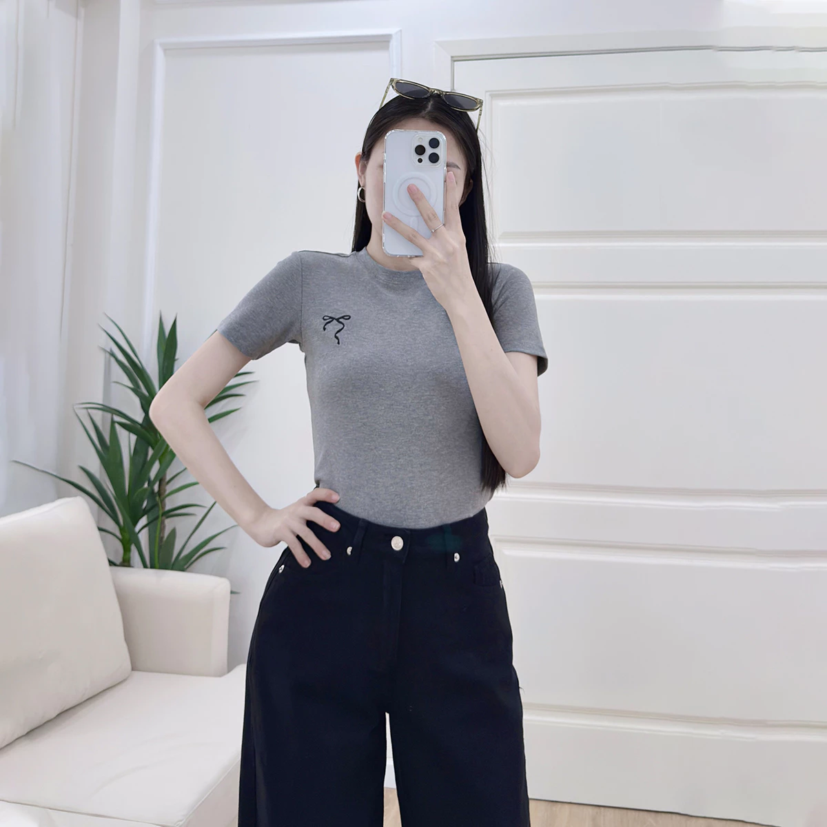 Áo thun nữ GUMAC form slim tay ngắn cổ tròn bo viền phía trước thêu nơ  LATF0624