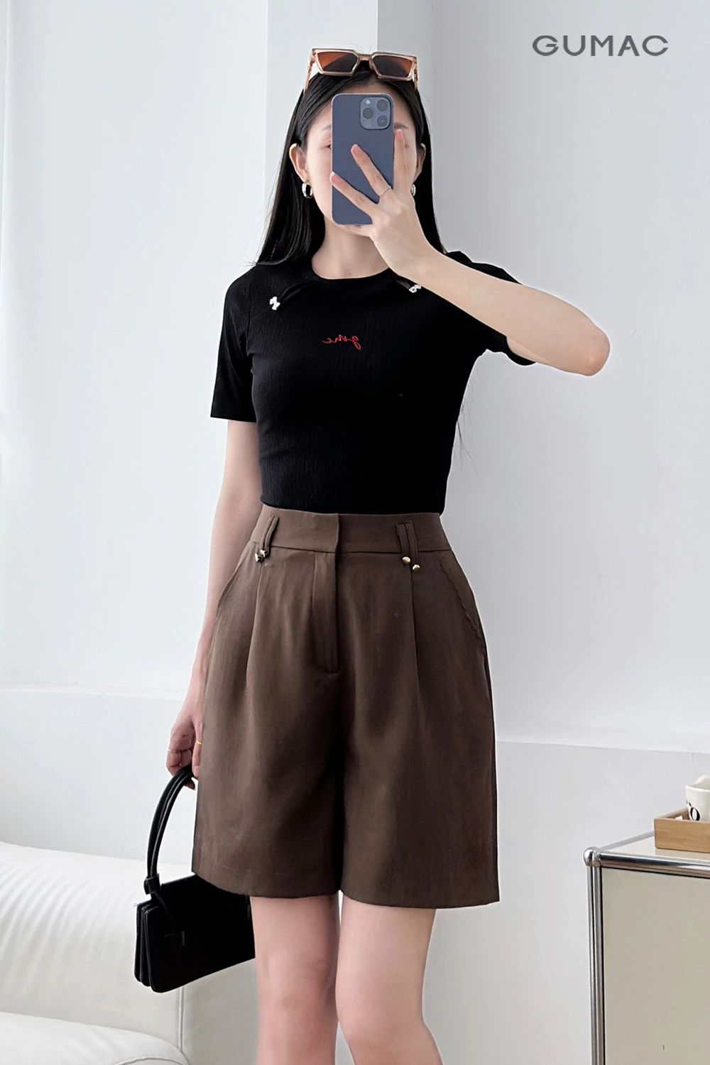 Áo thun nữ GUMAC form ôm xẻ kiểu đính nơ thêu chữ vải mịn mát tôn dáng  LATE1112