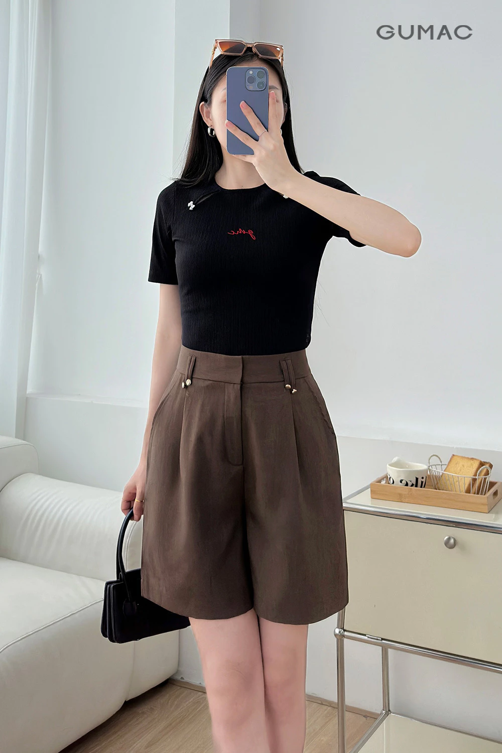 Áo thun nữ GUMAC form ôm xẻ kiểu đính nơ thêu chữ vải mịn mát tôn dáng  LATE1112