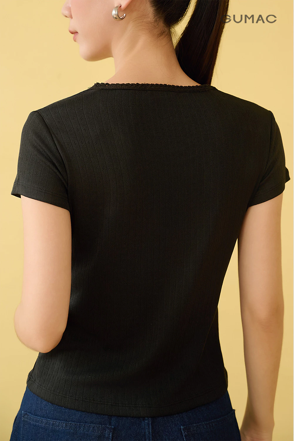 Áo Thun Nữ GUMAC Form Slim Nhẹ Tay Ngắn Cổ U Viền Ren Thanh Lịch Chất Liệu Mềm Mịn ATF10048