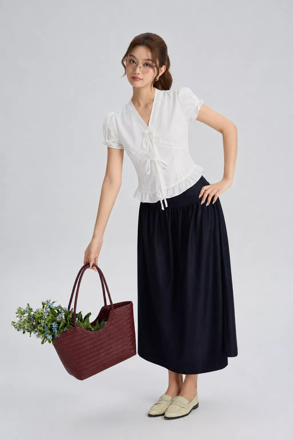 Áo Kiểu Nữ Gmorning - GUMAC Form Ôm Cổ V Nhún Ngực Phối Viền Ren Dịu Dàng Sang Trọng YAG06005