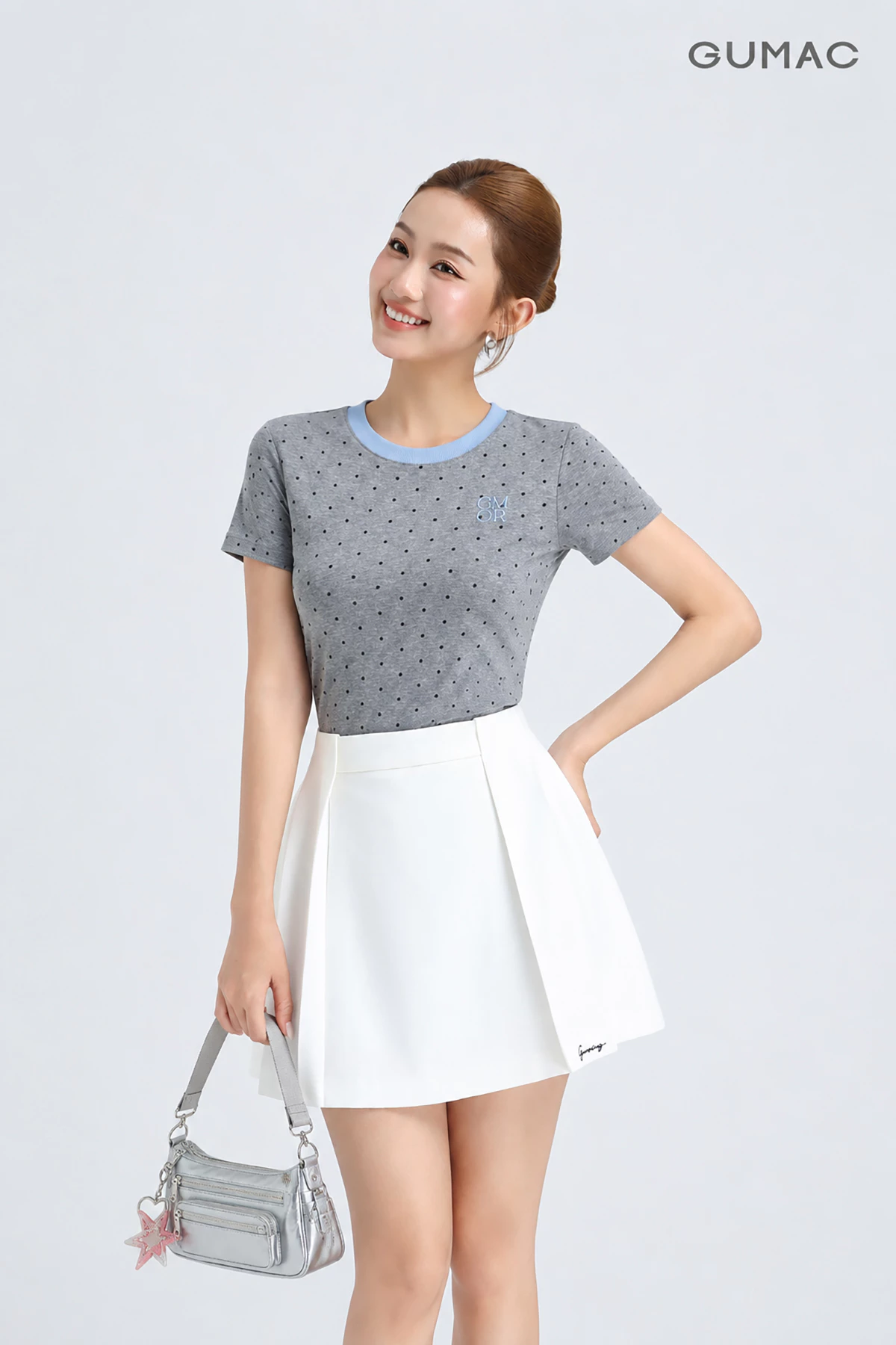 Áo Thun Nữ Gmorning - GUMAC Chấm Bi Form Ôm Ngắn Thêu GMOR Cổ Phối Màu Trẻ Trung YATG07054