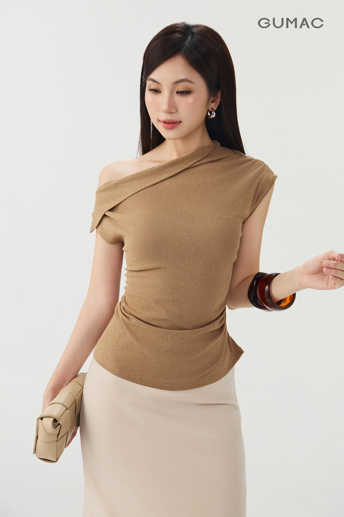 Áo Thun Nữ GUMAC Form Ôm Cổ Lệch Vai Nhún Sườn Tạo Hiệu Ứng Thon Gọn Hiện Đại Trẻ Trung ATG07027