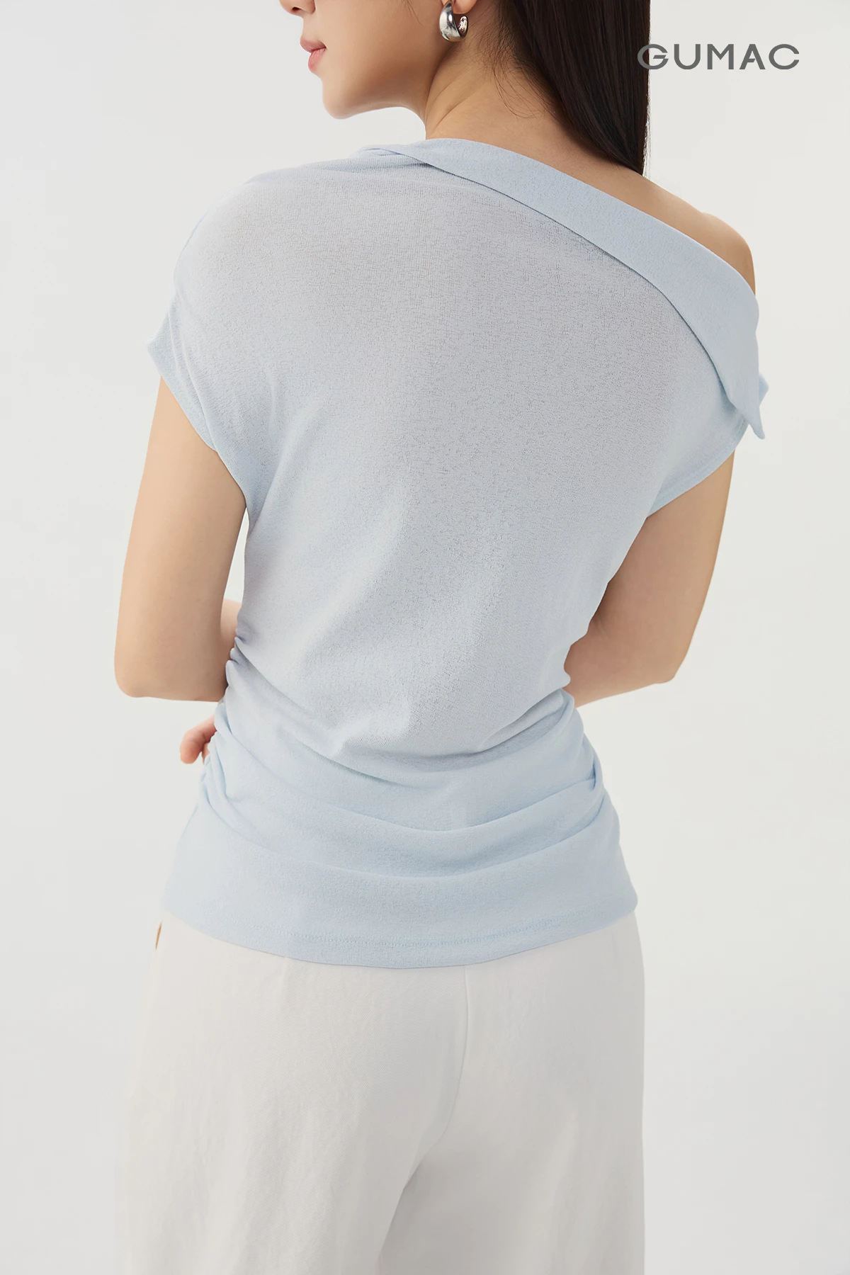 Áo Thun Nữ GUMAC Form Ôm Cổ Lệch Vai Nhún Sườn Tạo Hiệu Ứng Thon Gọn Hiện Đại Trẻ Trung ATG07027