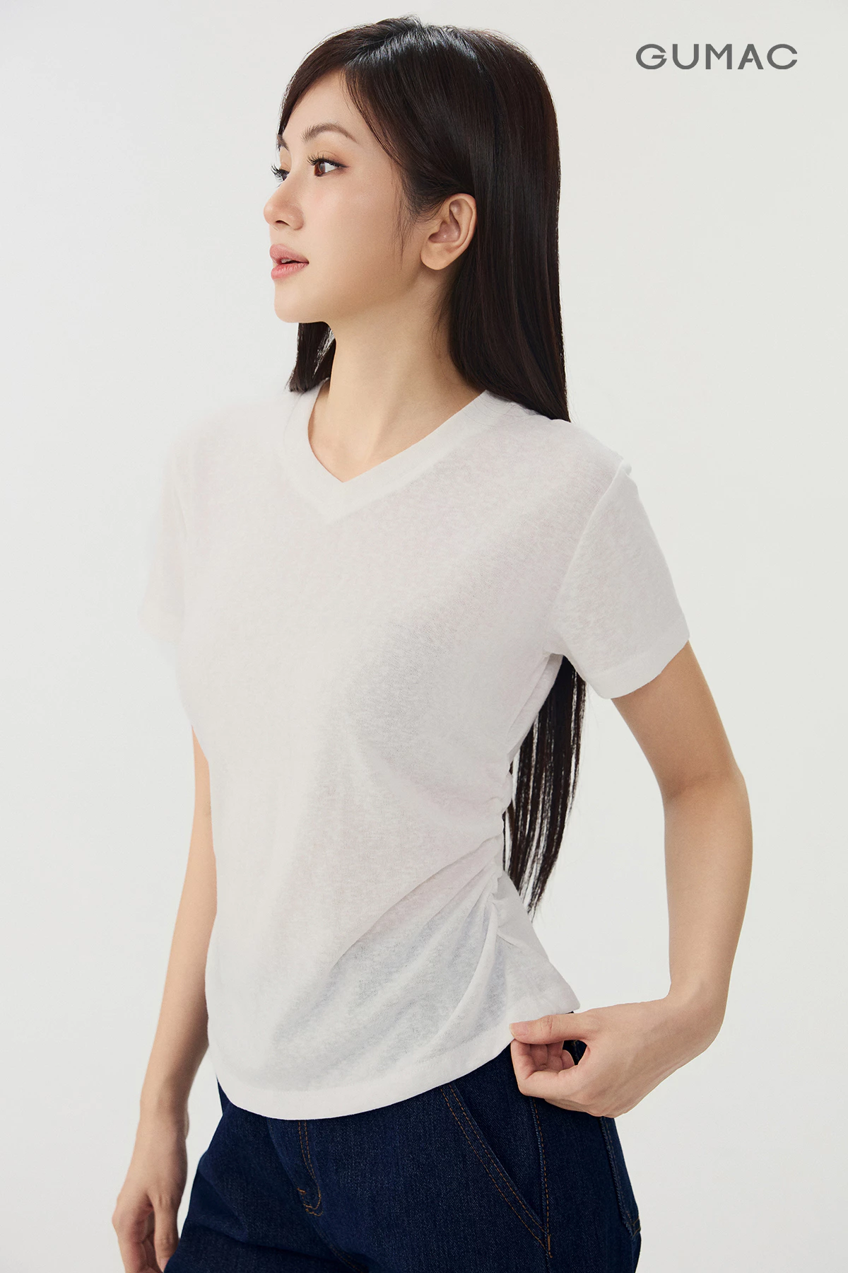 Áo Thun Nữ GUMAC Form Suông Cổ V Tay Ngắn Nhún Sườn Thiết Kế Trẻ Trung Hiện Đại Dễ Phối ATG07025