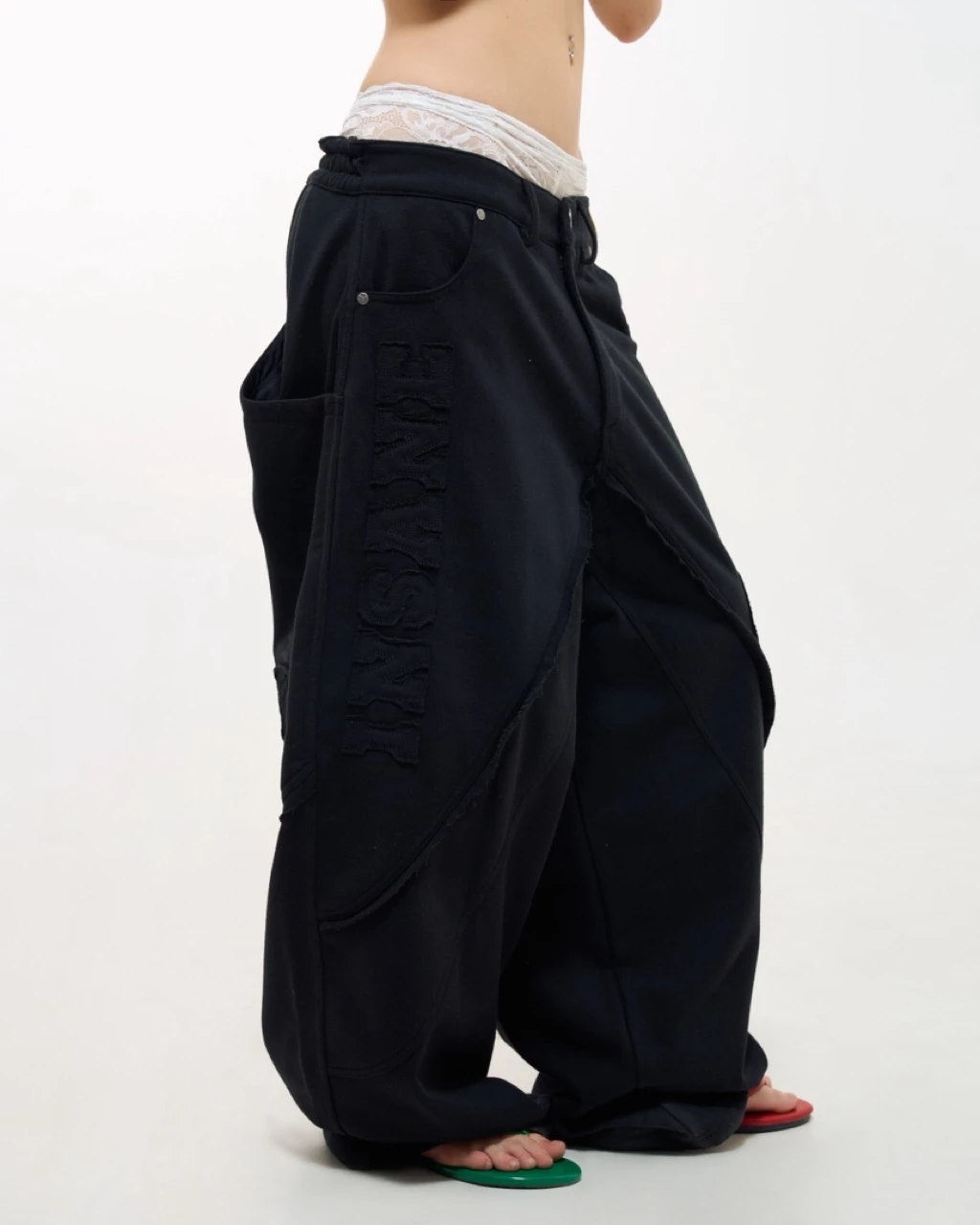 Quần Dài InsaneClo HALO SWEATPANTS Form Baggy Unisex Chất Liệu Chân Cua Cotton