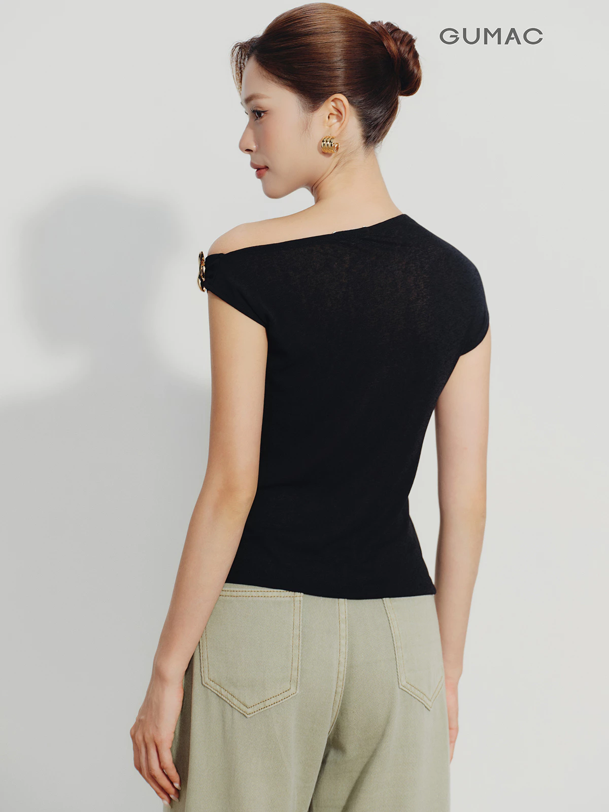 [VOUCHER 22%] Áo Thun Nữ GUMAC Form Slim Cổ Lệch Phối Khoen Kim Loại Tay Ngắn Nhún Eo Tôn Dáng Nữ Tính ATG08066