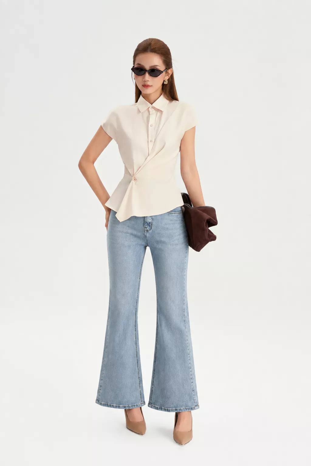 Quần Jeans Nữ GUMAC Form Ôm Ống Loe Nút Logo Gumac Túi Hàm Ếch Tôn Dáng Túi Sau Thanh Lịch LQJG07091