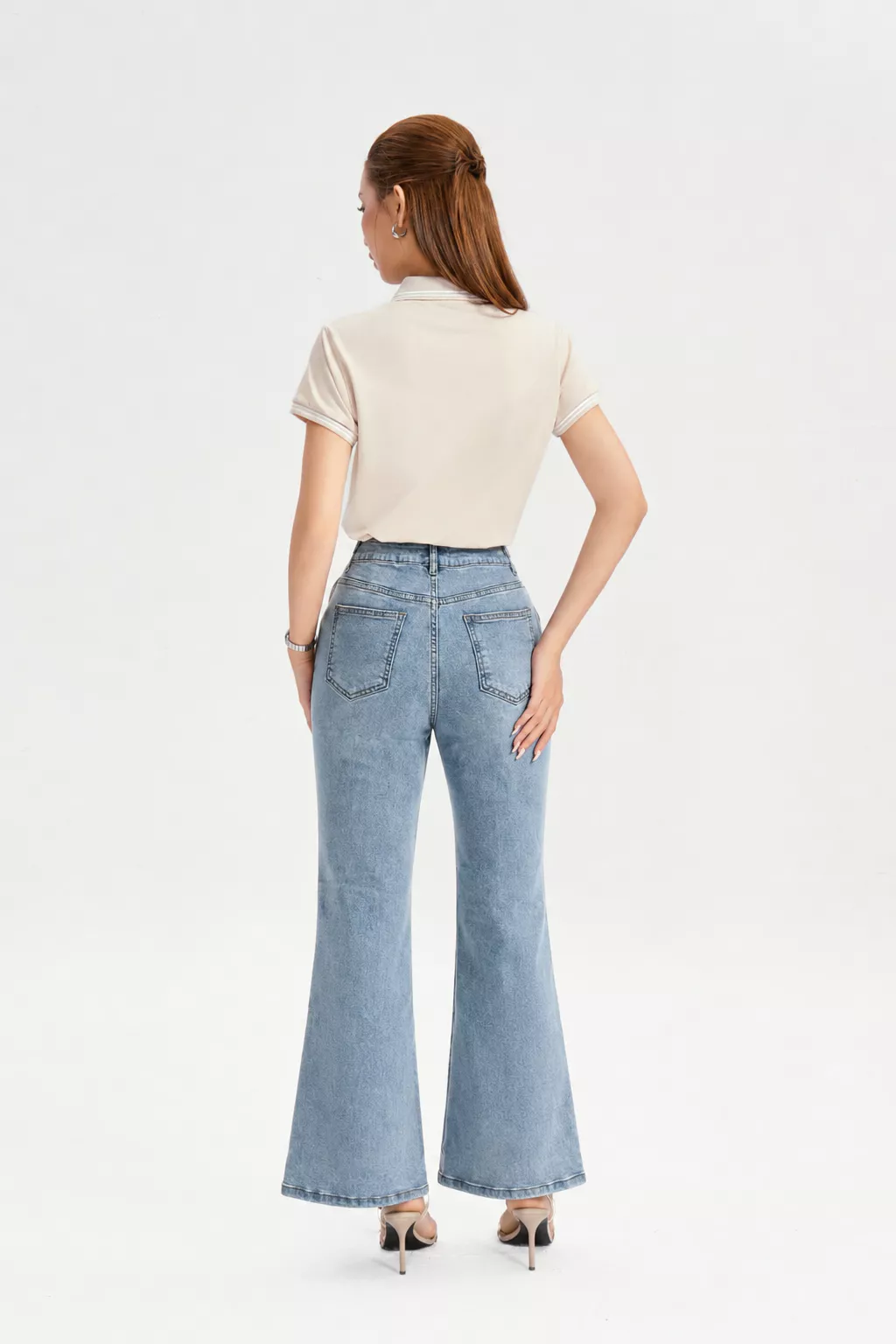 Quần Jeans Nữ GUMAC Form Ôm Ống Loe Nút Logo Gumac Túi Hàm Ếch Tôn Dáng Túi Sau Thanh Lịch LQJG07091