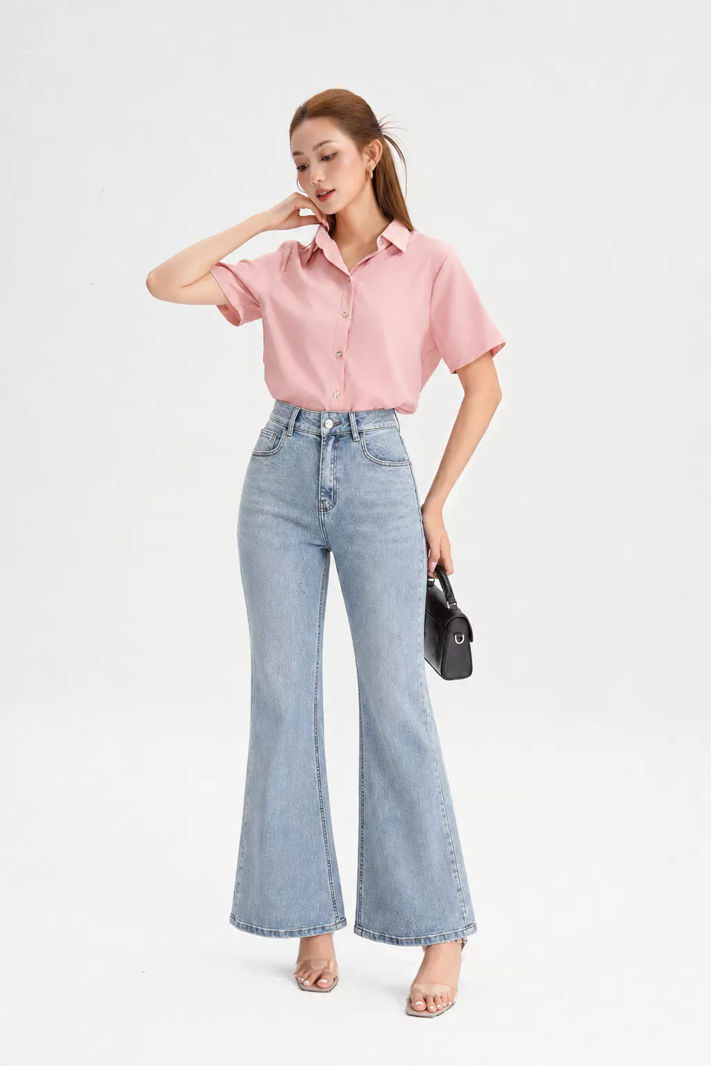 Quần Jeans Nữ GUMAC Form Ôm Ống Loe Nút Logo Gumac Túi Hàm Ếch Tôn Dáng Túi Sau Thanh Lịch LQJG07091