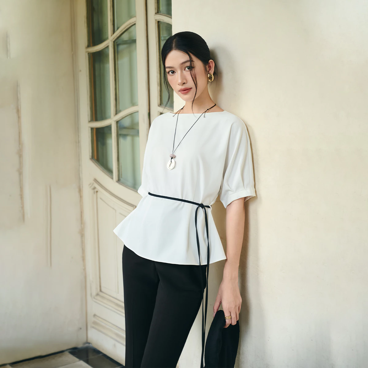 Áo kiểu nữ GUMAC tay liền kèm dây bên sườn có đỉa để thắt dây  AF10062