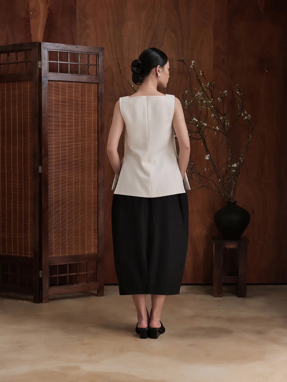 Áo Sơ Mi Kiểu Không Tay Form Suông Có Nhấn Eo Nhẹ - EAG01057 (Sleeveless side-slit blouse)