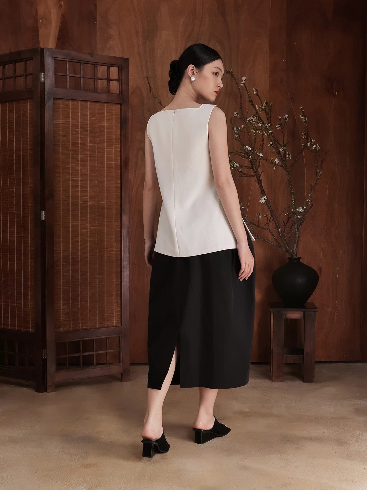 Áo Sơ Mi Kiểu Không Tay Form Suông Có Nhấn Eo Nhẹ - EAG01057 (Sleeveless side-slit blouse)
