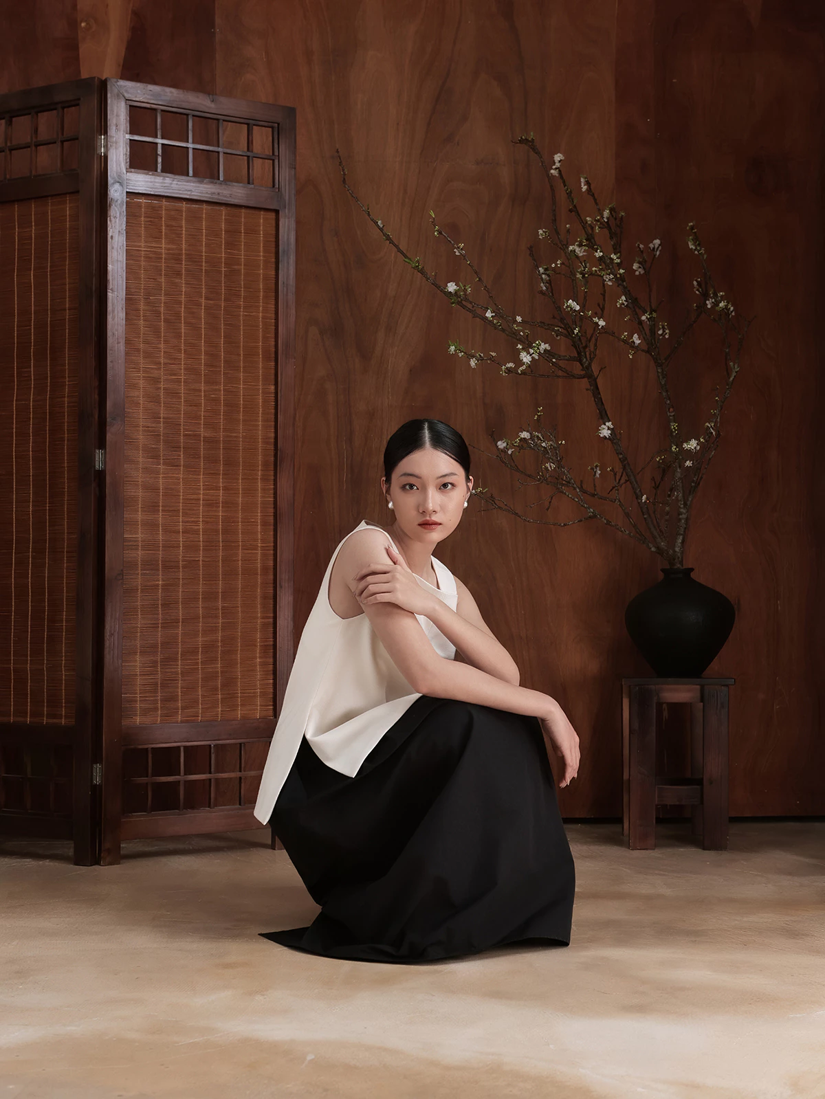 Áo Sơ Mi Kiểu Không Tay Form Suông Có Nhấn Eo Nhẹ - EAG01057 (Sleeveless side-slit blouse)