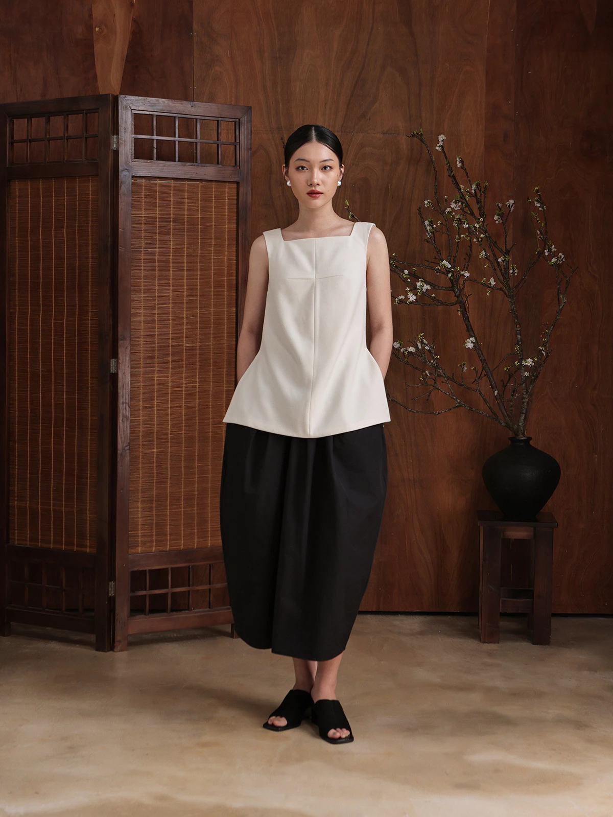 Áo Sơ Mi Kiểu Không Tay Form Suông Có Nhấn Eo Nhẹ - EAG01057 (Sleeveless side-slit blouse)