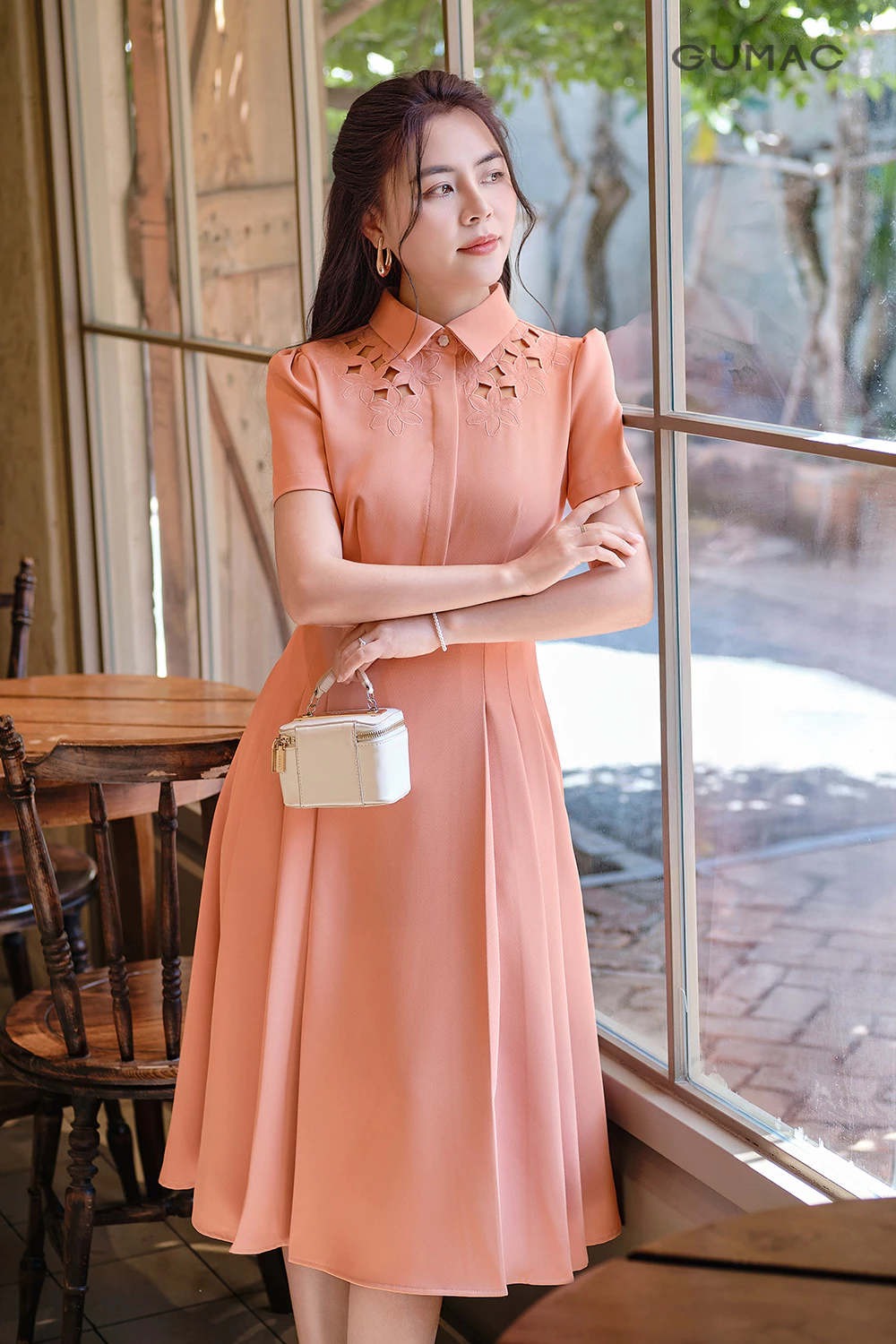 Đầm nữ form A xòe GUMAC cổ sơ mi thêu hoa cắt lazer xếp ly vải cotton silk dày dặn DF03021