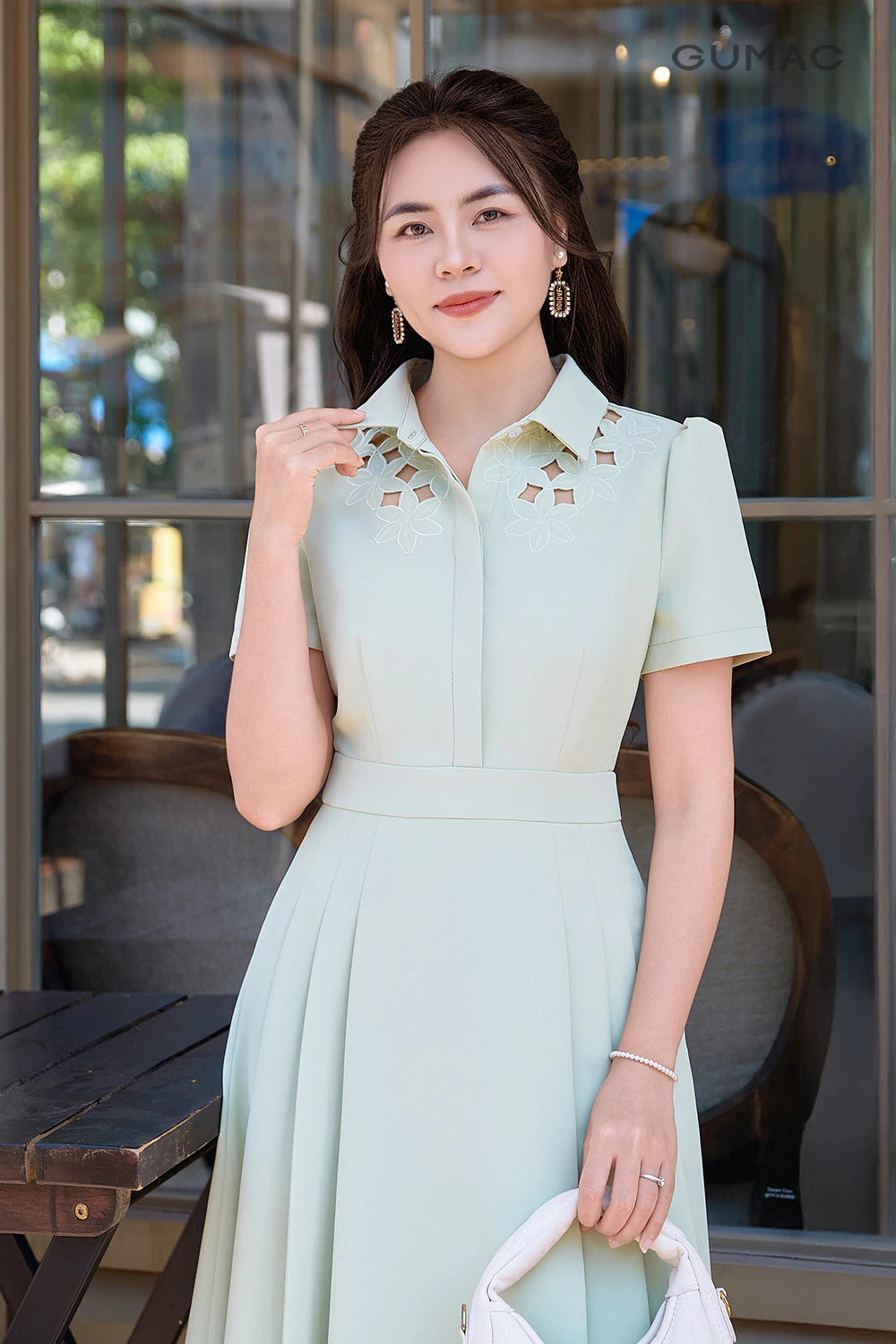 Đầm nữ form A xòe GUMAC cổ sơ mi thêu hoa cắt lazer xếp ly vải cotton silk dày dặn DF03021