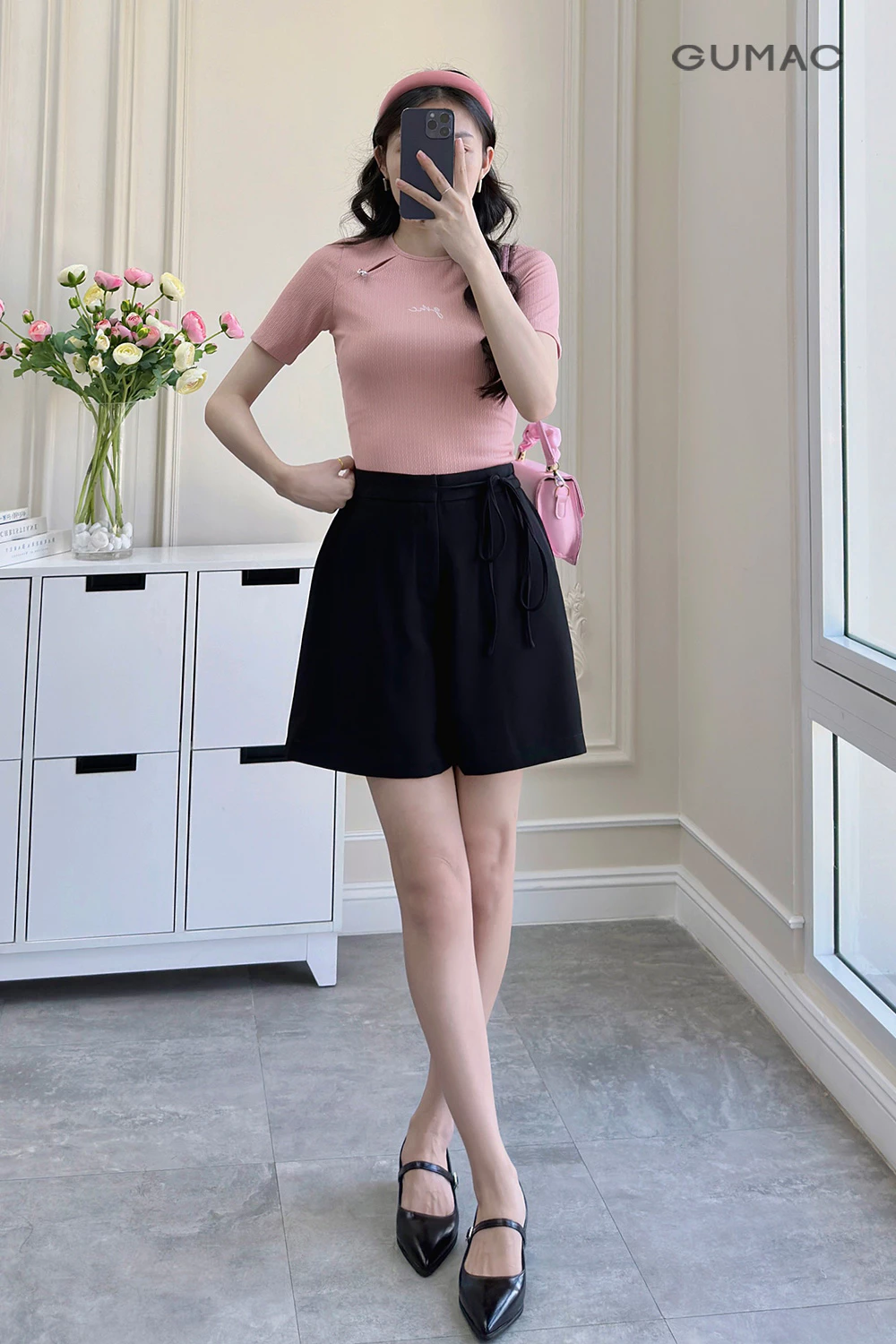 Áo thun nữ GUMAC form ôm xẻ kiểu đính nơ thêu chữ vải mịn mát tôn dáng  LATE1112