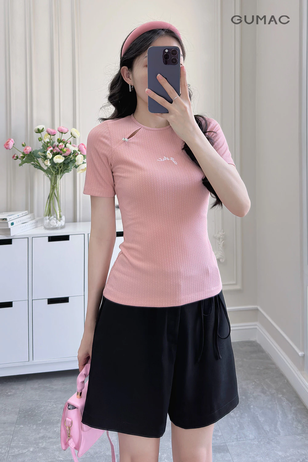 Áo thun nữ GUMAC form ôm xẻ kiểu đính nơ thêu chữ vải mịn mát tôn dáng  LATE1112