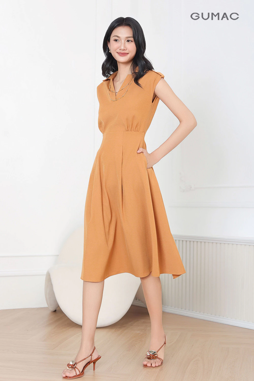 Đầm nữ GUMAC form A xòe thiết kế cổ V bẻ đính nút vai eo cao xếp ly trước màu nâu  DF04002