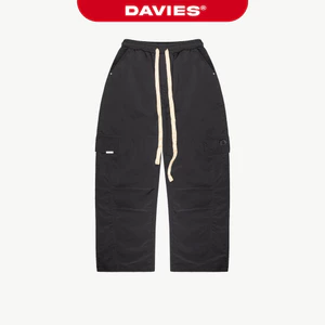 Quần Cargo ống rộng lưng thun DAVIES chất dù nhăn tag kim loại phối hoạ tiết logo thêu chìm Rivet Cargo Pants | D-Q12