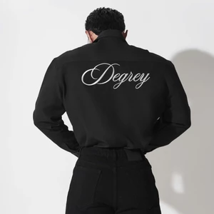 Áo sơ mi tay dài màu đen Degrey Longsleve Shirt Basic Logo - LONGSHIRTLOGO
