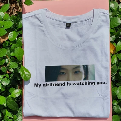 Áo thun tay ngắn unisex Chodole cho cả nam và nữ, chất liệu vải cotton in hình My girlfriend is watching you (nhiều màu)