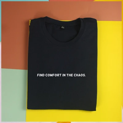 Áo thun tay ngắn unisex Chodole cho cả nam và nữ, chất liệu vải cotton in chữ Find comfort in the chaos (nhiều màu)