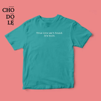 Áo thun cặp cotton 100% in chữ true love isn't found, it's built