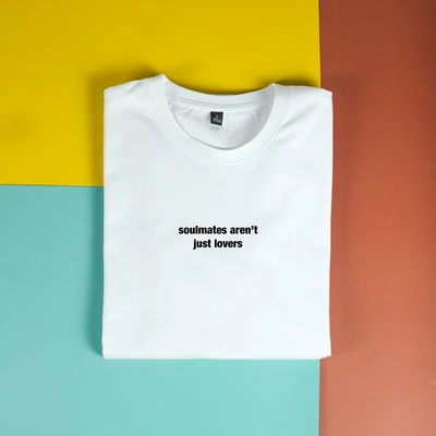 Áo thun unisex cotton 100% in chữ soulmates aren't just lovers (nhiều màu)