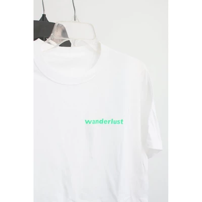Áo thun cotton 100% in chữ Wanderlust.