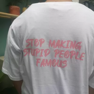 Áo thun unisex in chữ stop making stupid people famous