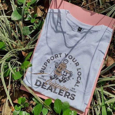 Áo thun tay ngắn unisex Chodole cho cả nam và nữ, vải cotton in hình Support your local Caffeine dealers (nhiều màu)